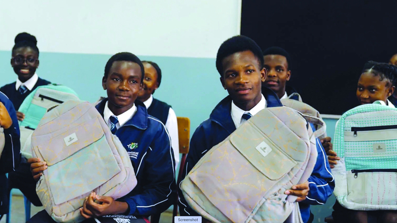 «طيران الإمارات» صممت الحقائب للطلبة الأفارقة من مختلف الأعمار بشكل إبداعي. من المصدر