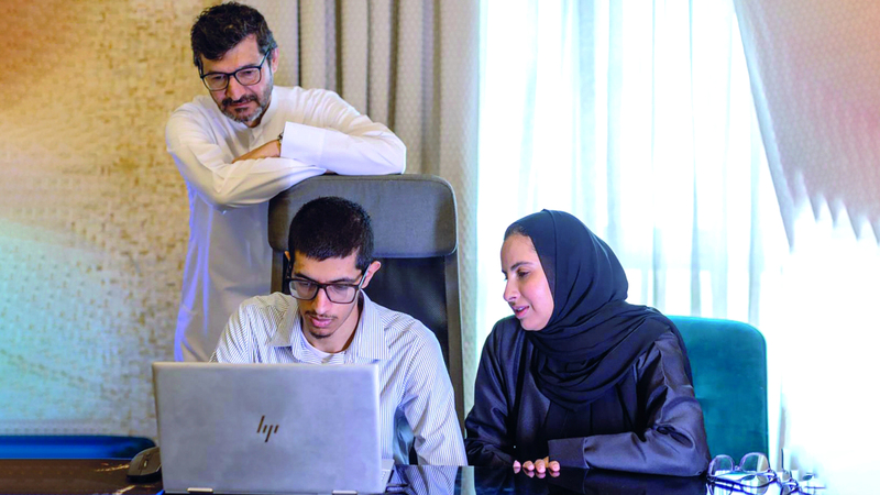 الوالدان حرصا على تطوير مهارات ابنهما في القراءة واستخدام التكنولوجيا. تصوير: يماني العفاري