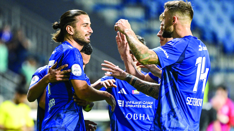 لاعبو النصر يحتفلون بالفوز على الشارقة. تصوير: باتريك كاستيلو