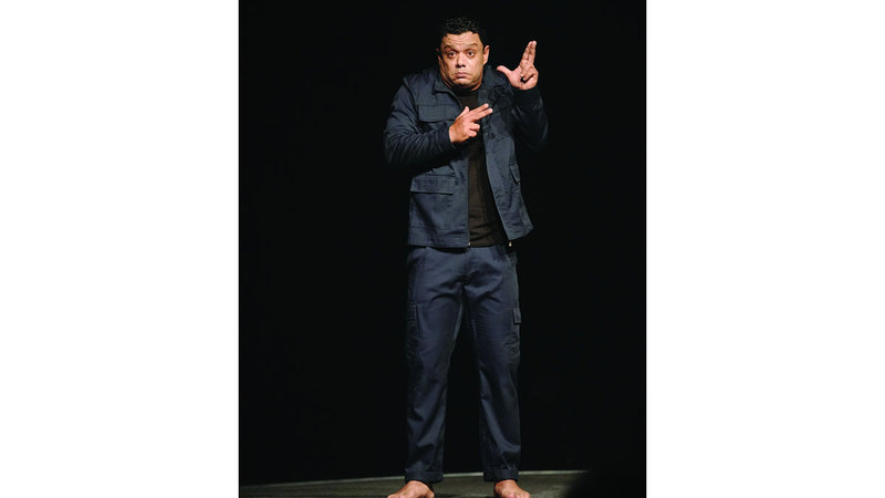 التونسي أسامة كوشكار قدم أداءً متميزاً ولافتاً في عرض «وحدي». الإمارات اليوم