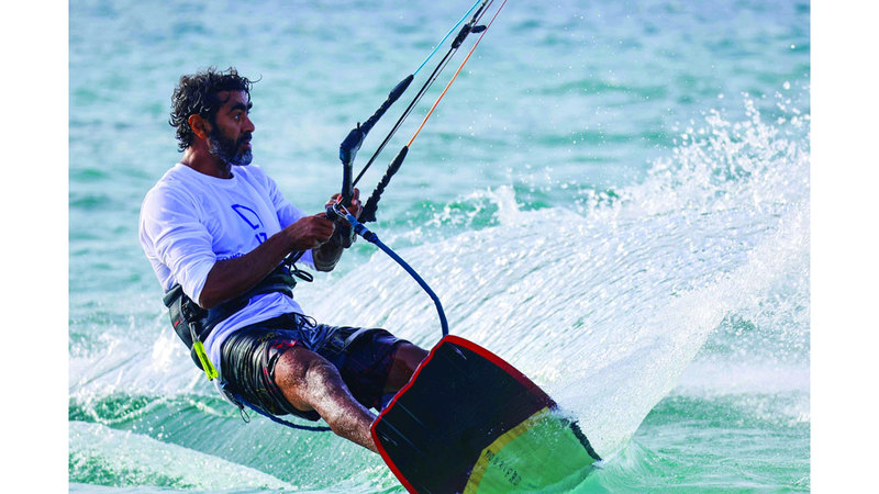 محمد المنصوري خطف الأنظار في مسابقة دبي لألواح التزحلق على الماء بالمظلات. من المصدر