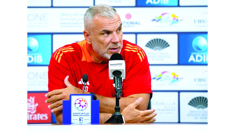 مدرب الشارقة  الروماني أولاريو كوزمين. من المصدر