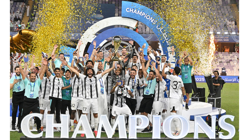 نجوم الجزيرة متوجين بكأس مصرف أبوظبي الإسلامي. تصوير: إريك أرازاس