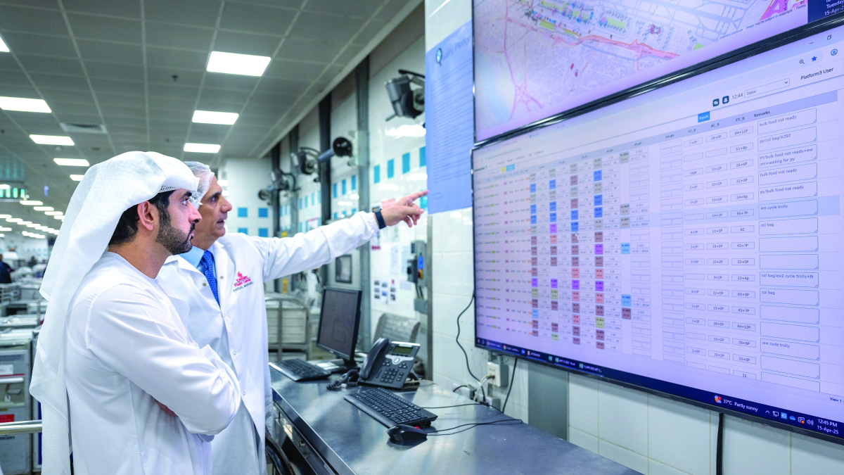 حمدان بن محمد يستمع إلى شرح حول خطط التوسّع والتحديث في الشركة لرفع الطاقة الإنتاجية وجودة الخدمات. من المصدر