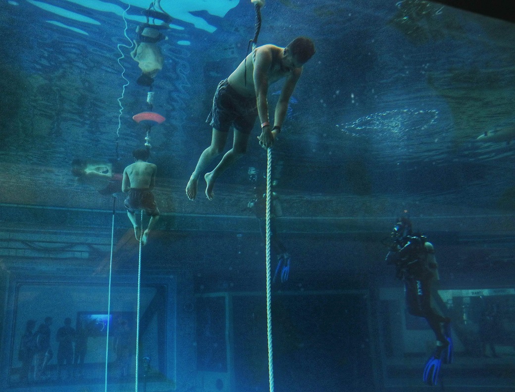 في دبي.. بطل يحبس أنفاسه تحت الماء أكثر من 8 دقائق