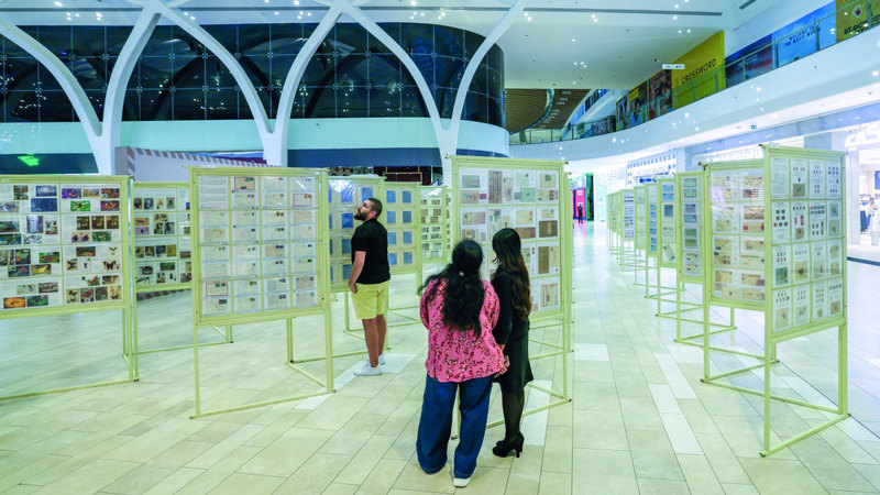 المعرض قدم طوابع وعملات ومغلفات قديمة. تصوير: عبدالله المطروشي