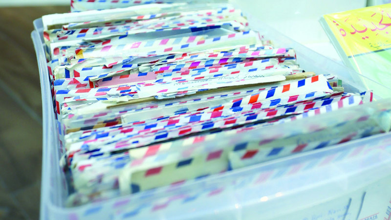 الطوابع والعملات والمغلفات القديمة تُوثّق مسيرة الإمارات وتبرز إنجازاتها.