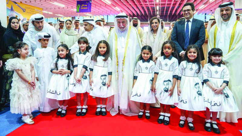 سلطان القاسمي خلال افتتاح مهرجان الشارقة القرائي للطفل. وام