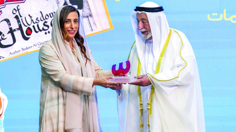 حاكم الشارقة يكرِّم بدور القاسمي بجائزة أفضل كتاب باللغة الإنجليزية عن كتاب «بيت الحكمة». وام