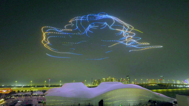 العرض الضوئي نجح في إبهار الضيوف. من المصدر