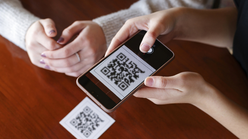 يجب التأكد من عدم التلاعب بملصقات الرموز قبل مسحها بالهاتف. من المصدر