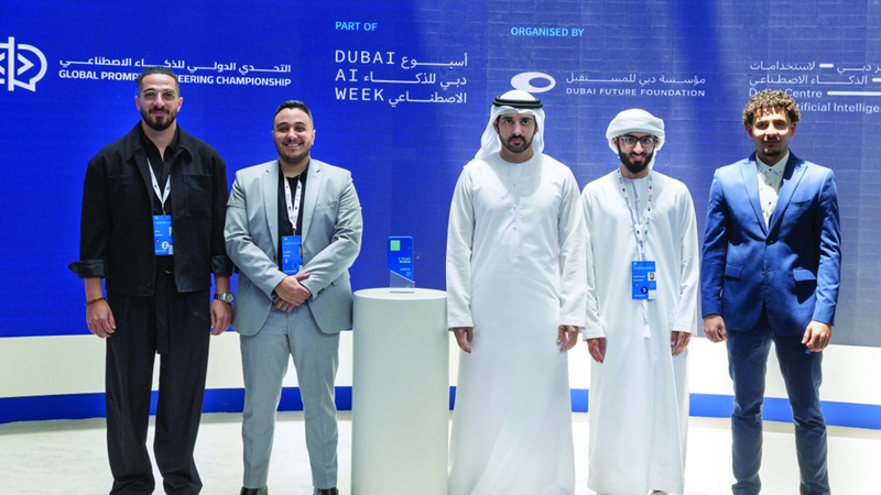 حمدان بن محمد خلال تكريم أبطال «التحدي الدولي للذكاء الاصطناعي 2025». من المصدر