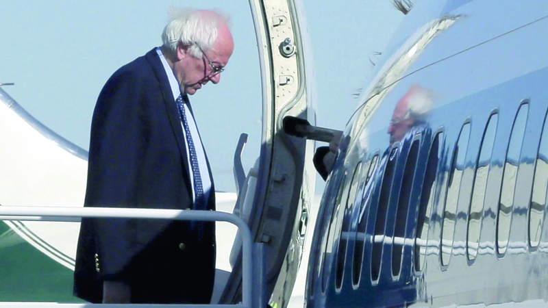 بيرني ساندرز خلال إحدى رحلاته. من المصدر