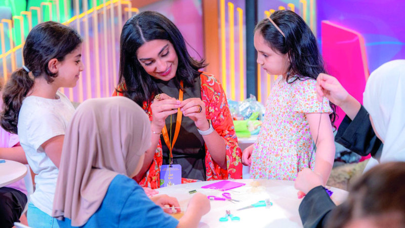 في مزج بين الفن والحنين.. عاش أطفال مهرجان الشارقة القرائي للطفل لحظات إبداعية  خلال ورشة  &laquo;حقيبة الزمن الجميل&raquo;، التي قدّمتها المشرفة مريم محمد. من المصدر