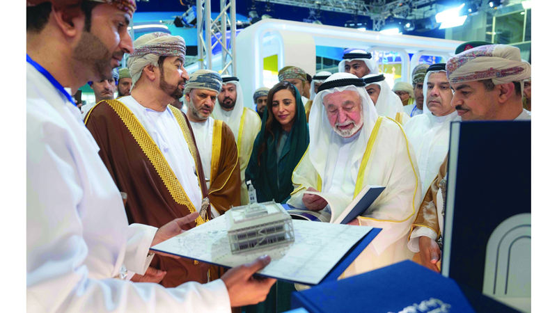 سلطان القاسمي ترافقه بدور القاسمي خلال جولته في معرض مسقط الدولي للكتاب. وام