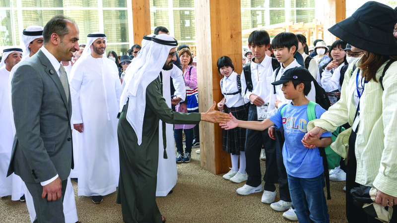 محمد بن راشد خلال جولته داخل معرض «إكسبو 2025 أوساكا». وام