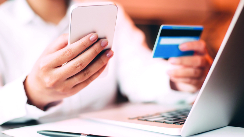 موظف التسويق مهمته بيع البطاقات ويستهدف جميع الموظفين. أرشيفية