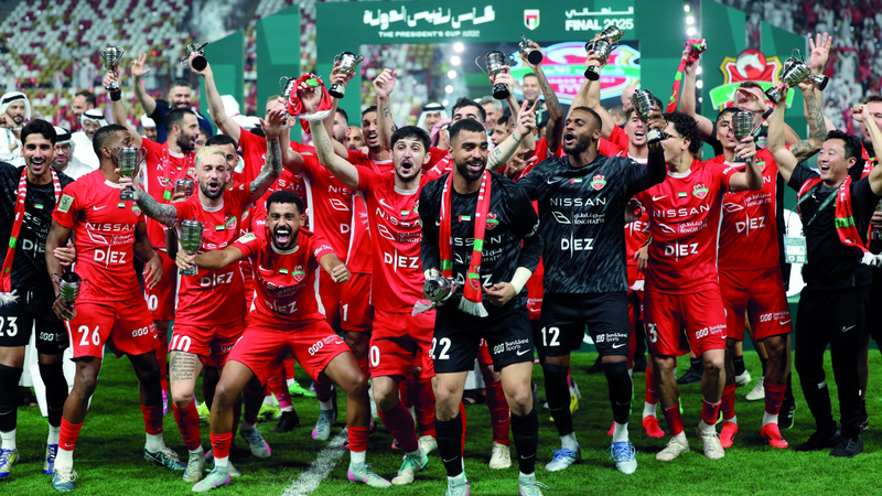 المقبالي يتوسط فريق شباب الأهلي للاحتفال بلقب الكأس. تصوير: سالم خميس