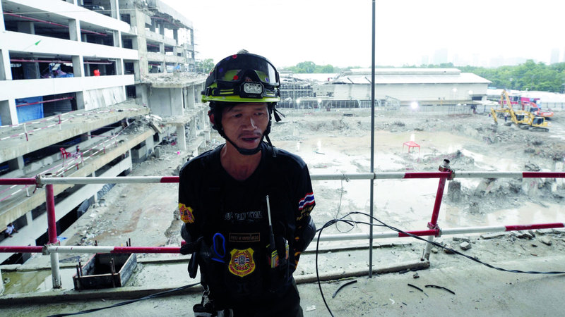 عامل إنقاذ يؤمّن الموقع. إي.بي.إيه