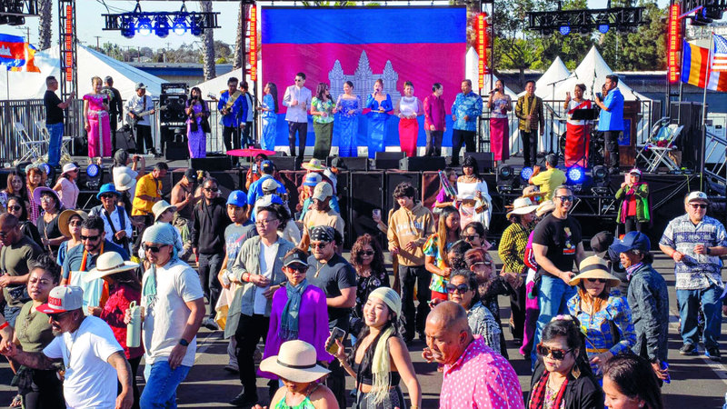 فرقة «روك» تشعل حماس الجمهور على أنغام مجموعة من الأغاني الكمبودية الكلاسيكية.  من المصدر