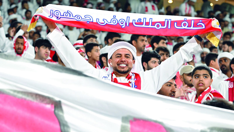 جمهور الشارقة يستعد للمباراة التاريخية أمام فريق ليون سيتي. تصوير: إريك أرازاس