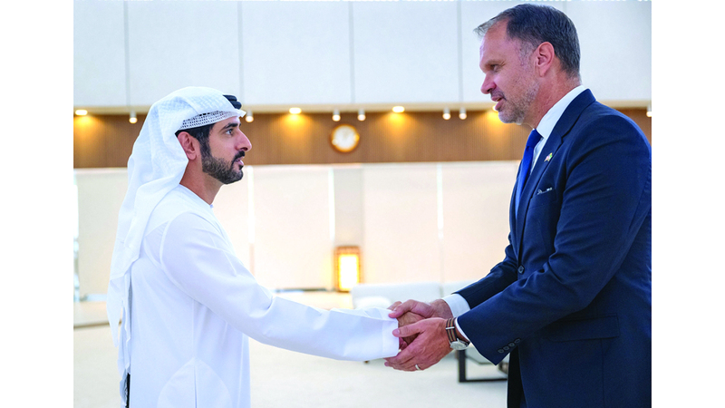 حمدان بن محمد يصافح القنصل الأميركي روبرت راينز. من المصدر