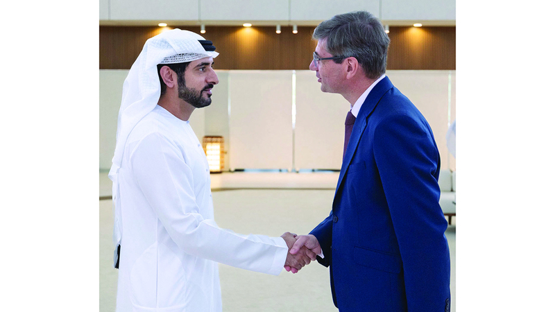 حمدان بن محمد يصافح السفير الفرنسي نيكولا نيمتشينو. من المصدر