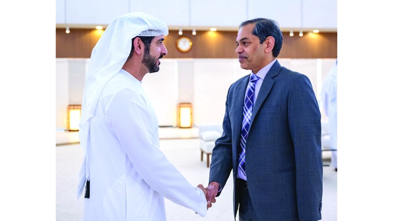 حمدان بن محمد يصافح سفير جمهورية الهند سنجاي سودهير. من المصدر