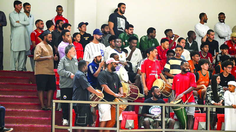صلاح السيد الشهير بـ«صبح صبح» مع جماهير الشارقة خلال تشجيع فريق كرة السلة. تصوير: أشوك فيرما