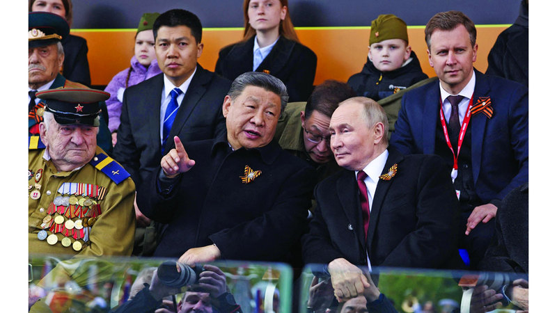 الرئيس الصيني في حديث مع بوتين خلال الاحتفال. أ.ف.ب