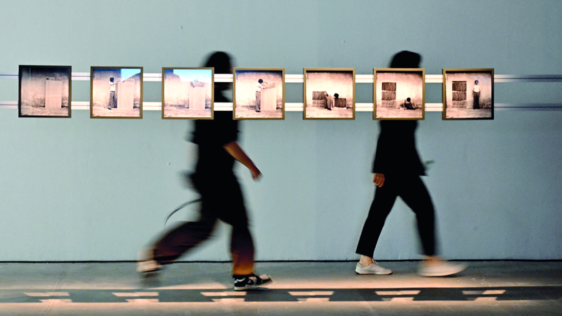 المعرض يُبرز كيفية استخدام التقنيات المتطورة للاستجابة للتحولات الاجتماعية. تصوير: إريك أرازاس