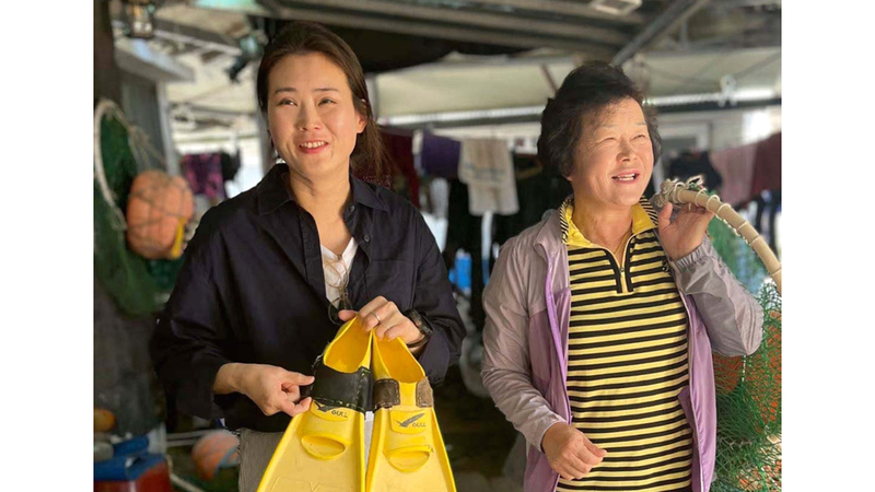 ميونغهيو مع والدتها وهي عالمة وناشطة بيئية.  من المصدر.