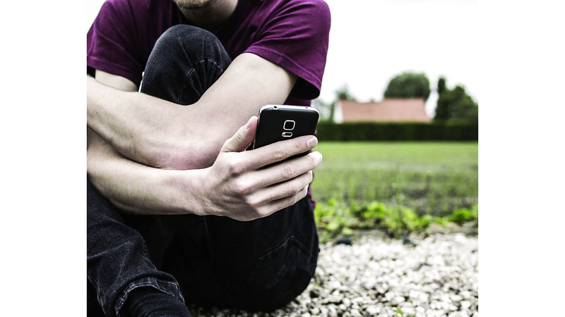 الحل للخروج من دائرة العلاقات الوهمية مع الآلة يتمثل في العودة إلى أشخاص موثوق بهم. أرشيفية.