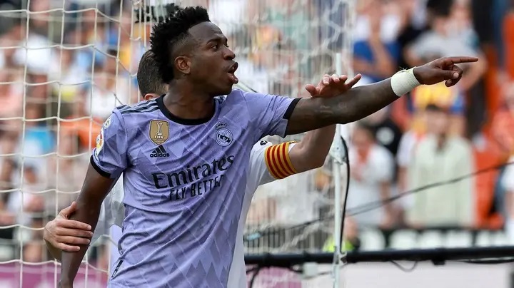 السجن لـ 5 مشجعين أهانوا لاعب ريال مدريد فينيسيوس.. "جريمة كراهية"