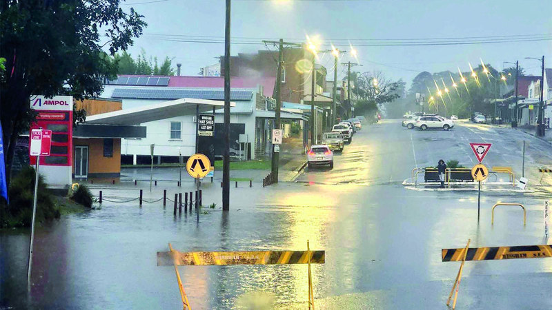 بعض السكان حوصروا في منازلهم جراء هطول أمطار غزيرة. أ.ف.ب