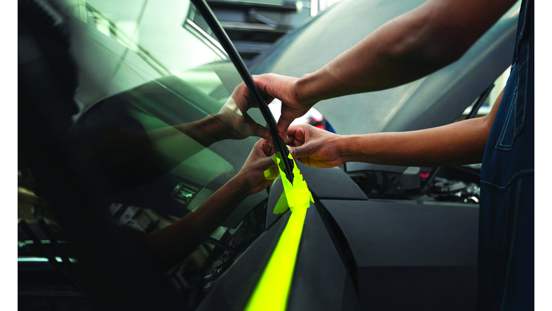 تلوين الزجاج الأمامي للمركبة قد يُطلب لأسباب طبية مثل حساسية العين أو الجلد للضوء. أرشيفية