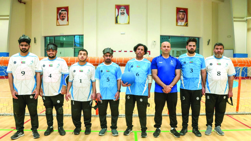 الحوسني يتوسط عدداً من لاعبي منتخب الإمارات للمكفوفين لكرة الهدف. من المصدر