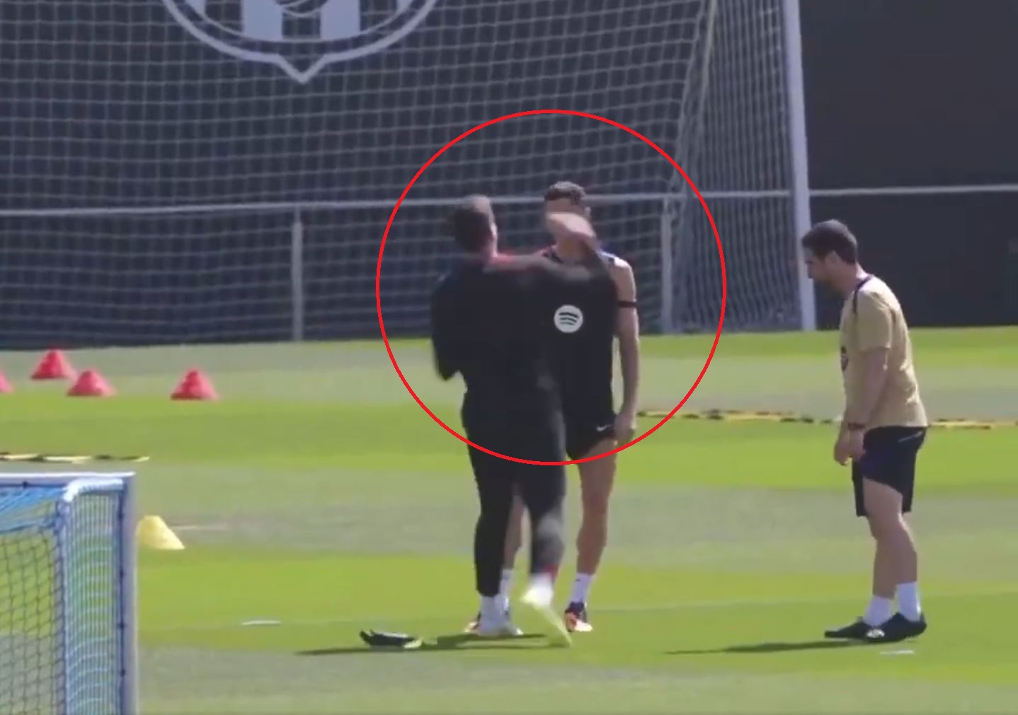 ليفاندوفسكي وتشيزني يتبادلان اللكمات في تدريب برشلونة (فيديو)