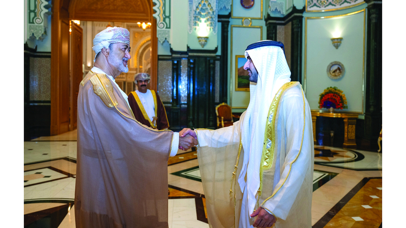 سلطان عُمان خلال استقباله حمدان بن محمد. وام
