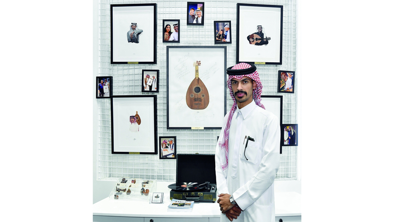 الحامد يحرص على توقيع الفنان على اللوحة التي تحمل صورته ما يضيف لها قيمة ومعنى إنسانياً. الإمارات اليوم