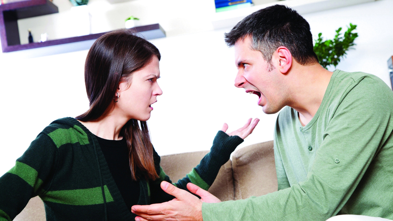 لا يجوز طرح ما يدور داخل الأسرة من خلافات أو مشكلات بين الأزواج أمام الآخرين. أرشيفية