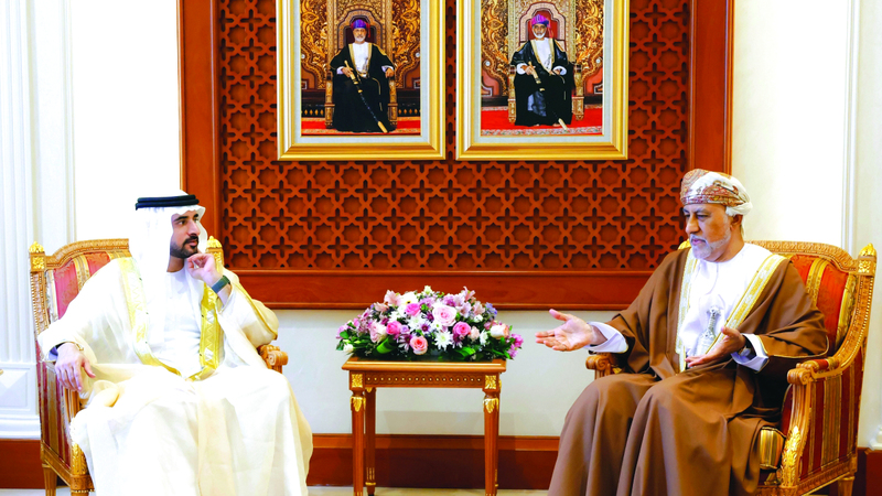حمدان بن محمد خلال لقائه نائب رئيس مجلس الوزراء لشؤون الدفاع في سلطنة عُمان. وام