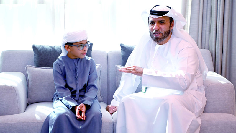 الطفل &laquo;مانع&raquo; مع علي المطوع. من المصدر