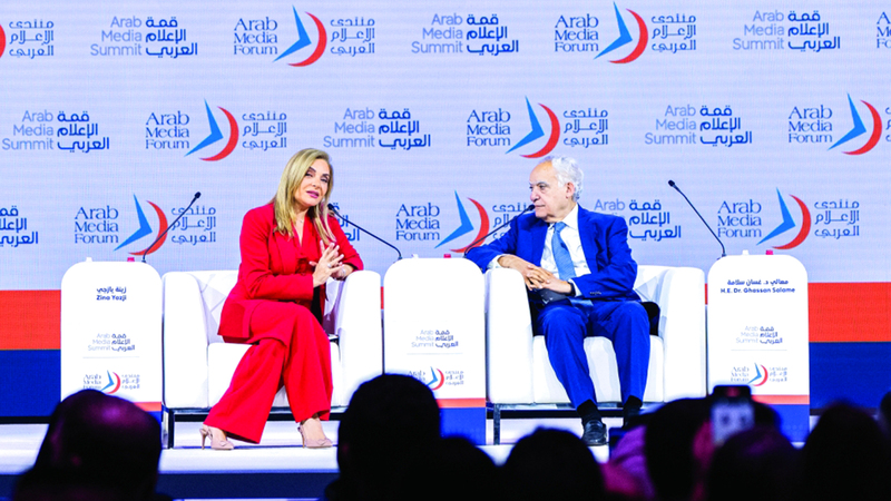 غسان سلامة خلال الجلسة الحوارية. وام