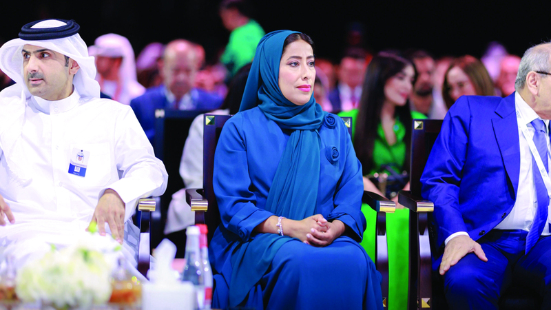 وزير الثقافة القطري عبدالرحمن آل ثاني على يمين منى المري. من المصدر