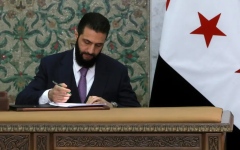 الصورة: الشرع يغلق مكتب شقيقه وسط دمشق ويجرد موظفين من سيارات فارهة