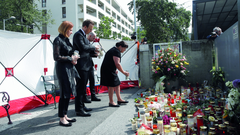 عائلات الضحايا تضع الشموع والأزهار أمام مقر المدرسة. إي.بي.إيه