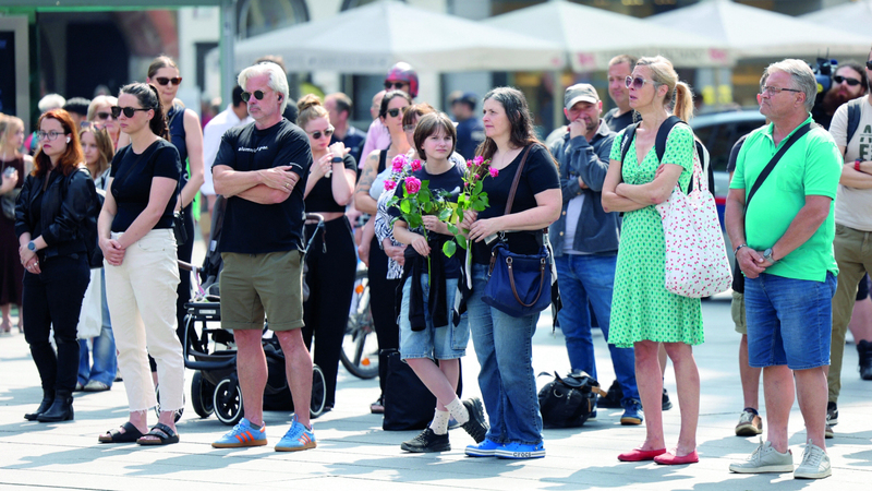 نمساويون يقفون دقيقة صمت على أرواح الضحايا في الميدان الرئيس لمدينة غراتس. رويترز