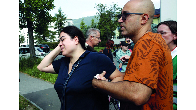 امرأة تبكي لدى وصولها إلى المدرسة لتكريم ضحايا إطلاق النار في غراتس. إي.بي.إيه