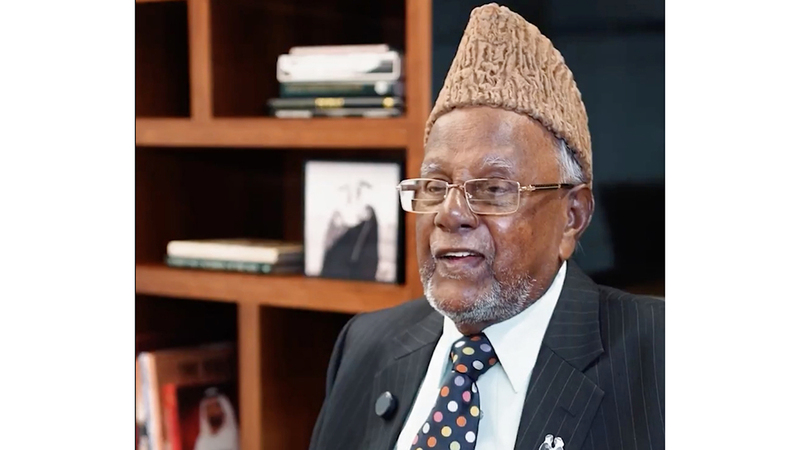 الحاج جمال الدين: الختم الجديد ليس مجرد ختم في جواز السفر، بل تكريم لمسيرة حياة بأكملها، منحتنا فيها دبي الكثير.